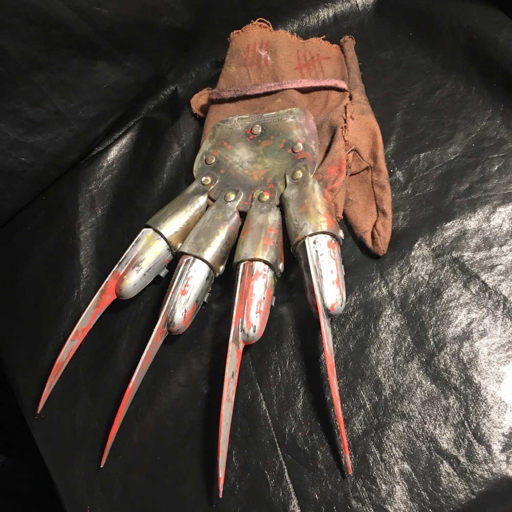 “FREDDYS GLOVE” 1984